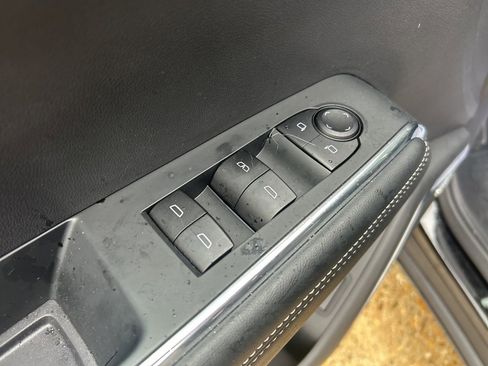 Used 2025 GMC Acadia Elevation image 17