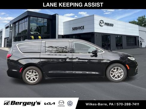 Used 2024 Chrysler Pacifica Touring-L FWD image 6