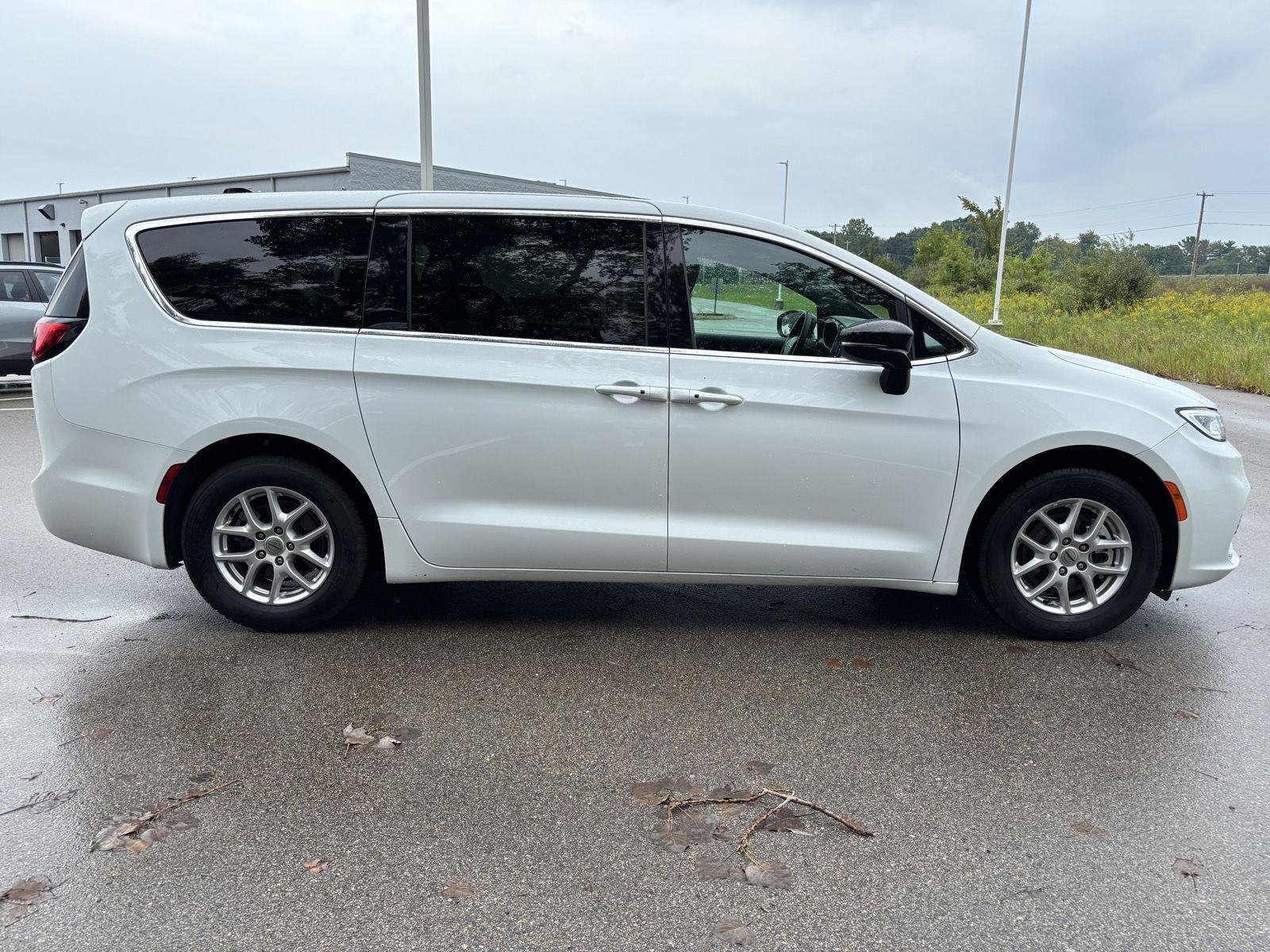 Used 2025 Chrysler Pacifica Select FWD image 8