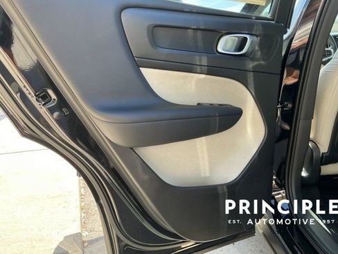 Used 2019 Volvo XC40 T5 Momentum image 28