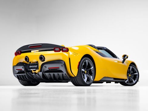 Used 2023 Ferrari SF90 Spider image 4