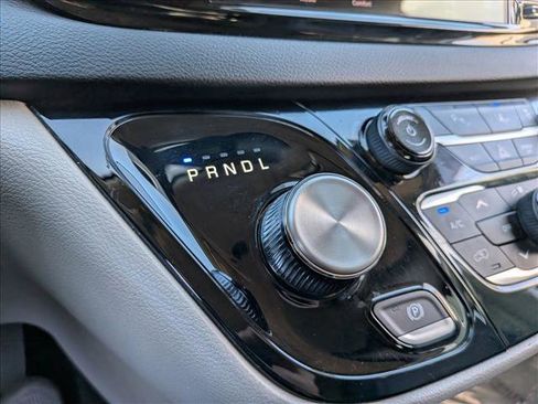 Used 2023 Chrysler Pacifica Touring-L image 11