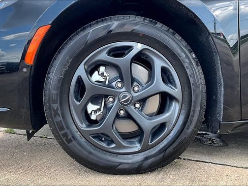 New 2025 Chrysler Pacifica Premium FWD image 10