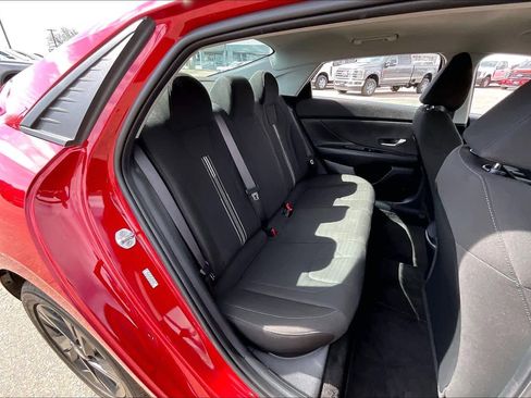 Used 2023 Hyundai Elantra SEL w/ Preferred Accessory Package image 18