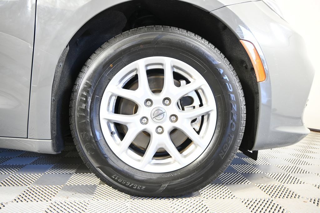 Used 2023 Chrysler Pacifica Touring-L FWD image 6