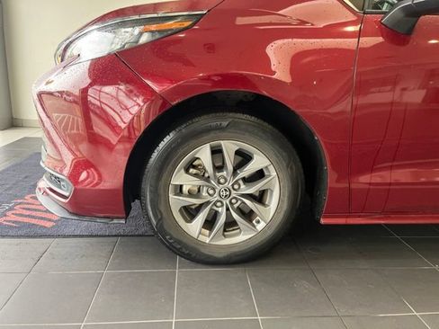 Used 2021 Toyota Sienna LE FWD image 2