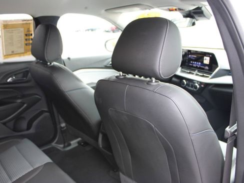 Used 2025 Chevrolet Trax LT w/ LT Convenience Package image 31