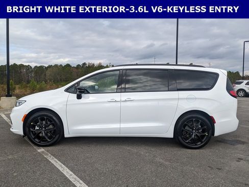 New 2026 Chrysler Pacifica Select image 9