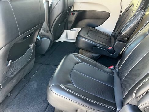 Used 2024 Chrysler Pacifica Touring-L FWD image 11