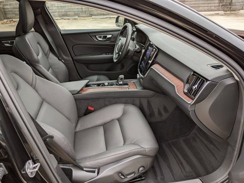 Certified 2025 Volvo V60 B5 Cross Country Plus image 22