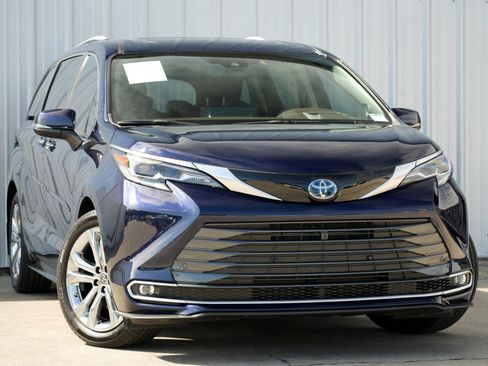 Used 2024 Toyota Sienna Platinum image 4