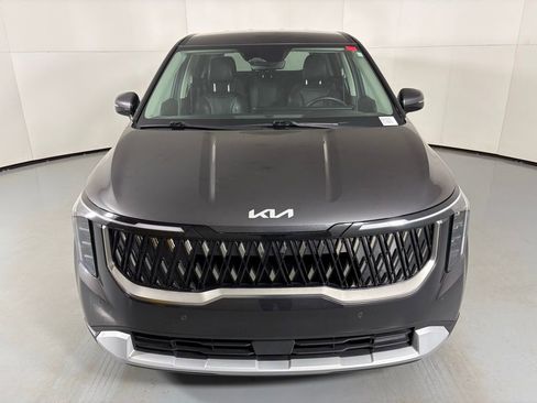 Used 2025 Kia Carnival image 3