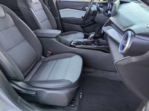 Used 2025 Chevrolet Trax LT w/ LT Convenience Package image 27