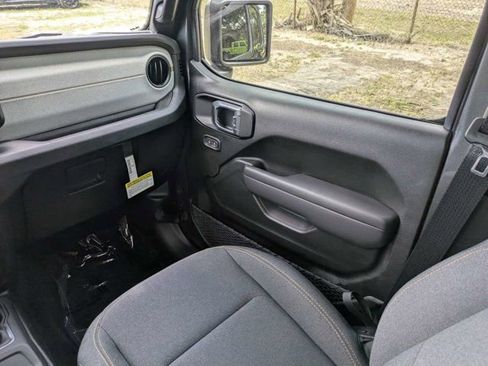 New 2025 Jeep Gladiator Sport AWD/4WD image 17