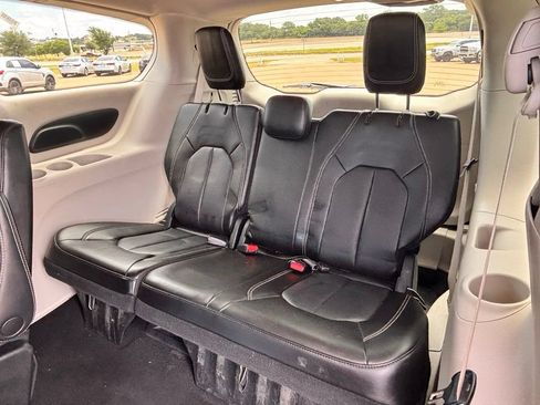 Used 2023 Chrysler Pacifica Touring-L FWD image 25