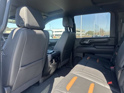 Used 2025 GMC Sierra 2500 AT4 image 9