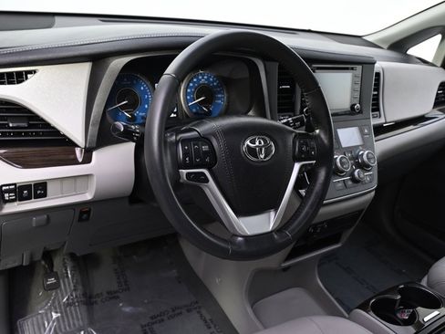 Used 2019 Toyota Sienna XLE image 9