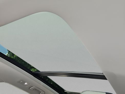 Used 2023 Volkswagen Taos SE w/ Panoramic Sunroof Package FWD image 15