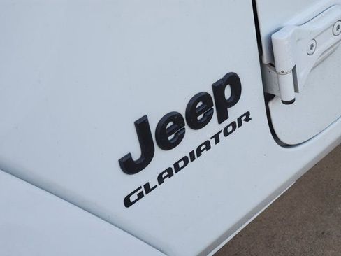 Used 2022 Jeep Gladiator Willys image 9