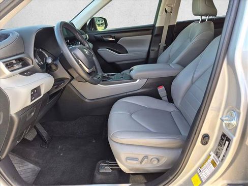 Used 2023 Toyota Highlander XLE FWD image 14