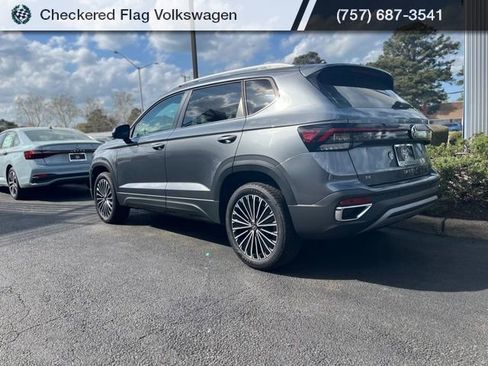 Used 2025 Volkswagen Taos SE image 7