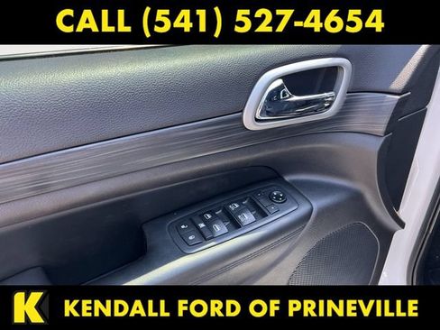 Used 2019 Jeep Grand Cherokee Laredo AWD/4WD image 10