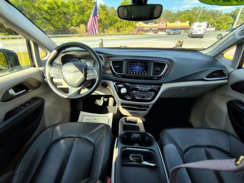 Used 2020 Chrysler Voyager Lxi image 14