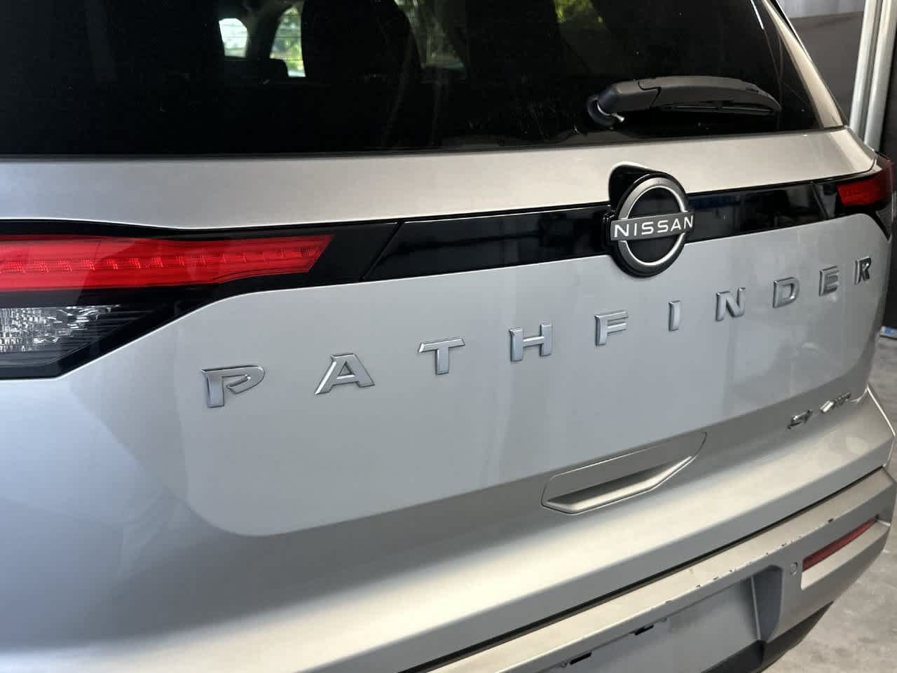 Used 2025 Nissan Pathfinder SL AWD/4WD image 10