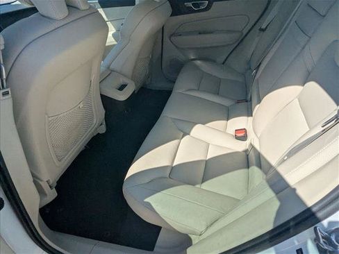 Used 2019 Volvo XC60 T5 Momentum w/ Multimedia Package FWD image 19