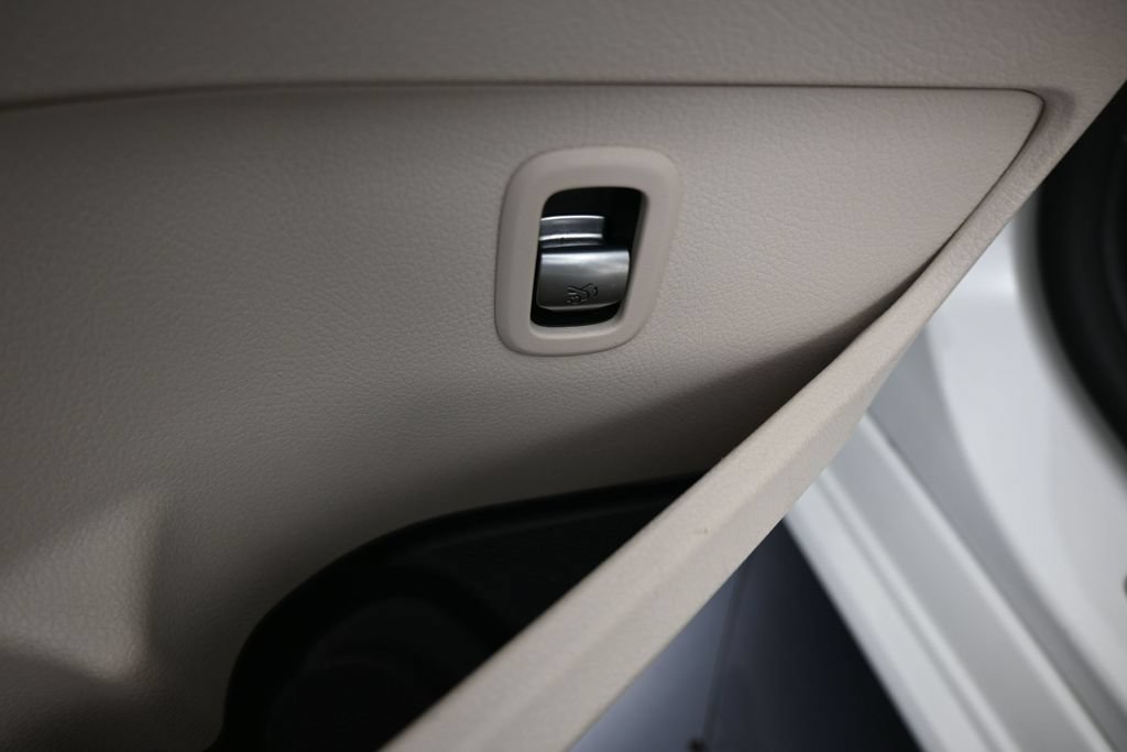 Used 2025 Mercedes-Benz C 300 Sedan image 17