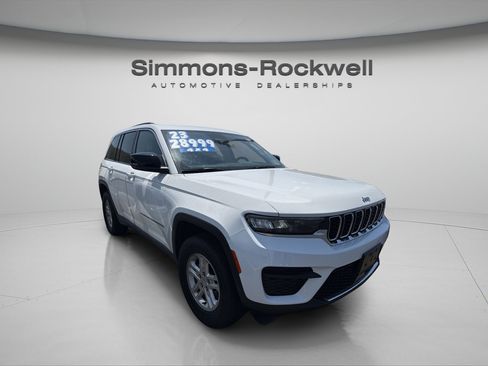 Used 2023 Jeep Grand Cherokee Laredo w/ Luxury Tech Group I AWD/4WD image 6