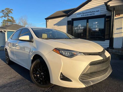 Used 2018 Toyota Corolla LE image 1