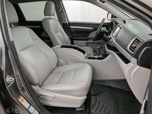 Used 2016 Toyota Highlander XLE AWD/4WD image 25