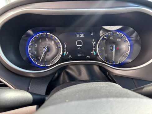 Used 2024 Chrysler Pacifica Touring-L FWD image 23