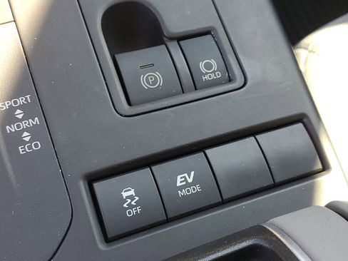 Used 2021 Toyota Highlander LE image 30