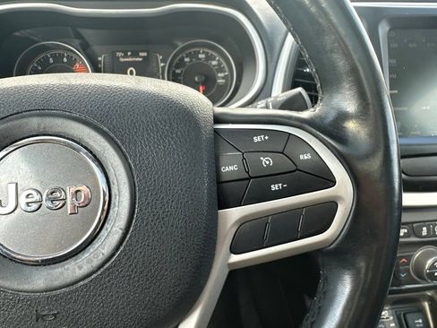 Used 2018 Jeep Cherokee Latitude Plus w/ Comfort/Convenience Group AWD/4WD image 38