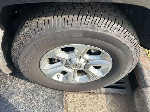 Used 2019 Toyota 4Runner SR5 Premium image 2