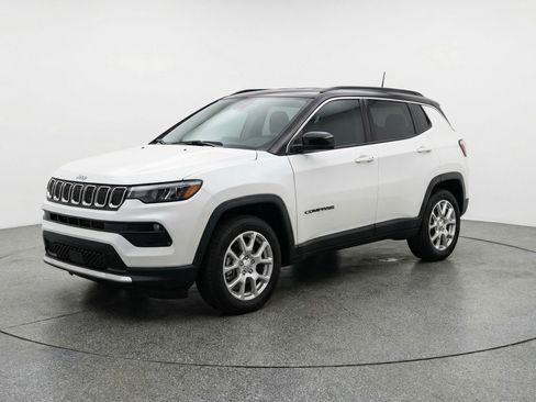 Used 2025 Jeep Compass Limited AWD/4WD image 3