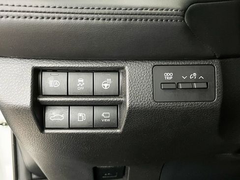 Used 2021 Toyota Avalon Limited image 18