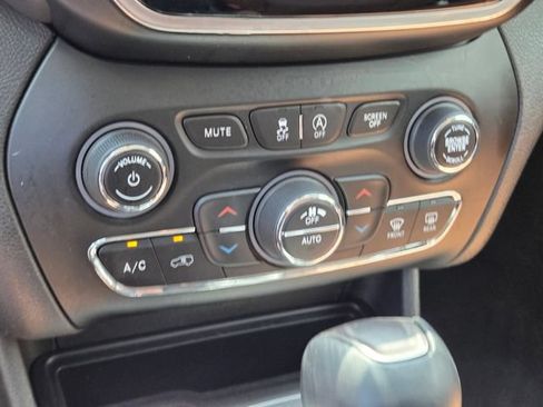 Used 2019 Jeep Cherokee Overland w/ Technology Group AWD/4WD image 22