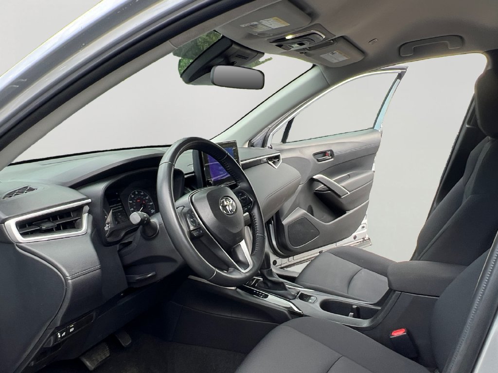 Used 2025 Toyota Corolla Cross LE FWD image 9