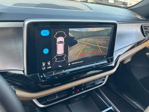 Used 2024 Volkswagen Atlas Cross Sport SE w/ Panoramic Sunroof Package FWD image 27