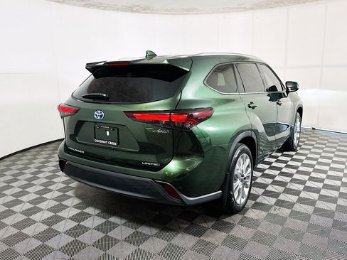 Used 2024 Toyota Highlander Limited FWD image 3