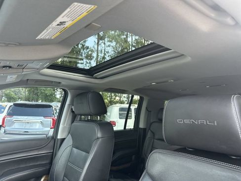 Used 2020 GMC Yukon XL Denali w/ Denali Premium Package RWD image 19
