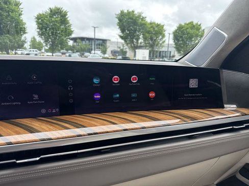 Certified 2025 Cadillac Escalade ESV Sport Platinum w/ LPO, Floor Liner Package AWD/4WD image 18