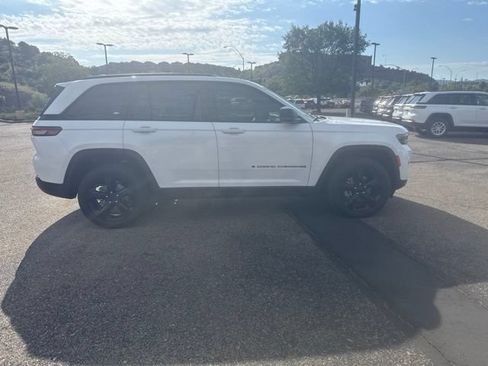Used 2023 Jeep Grand Cherokee Limited w/ Luxury Tech Group II AWD/4WD image 5