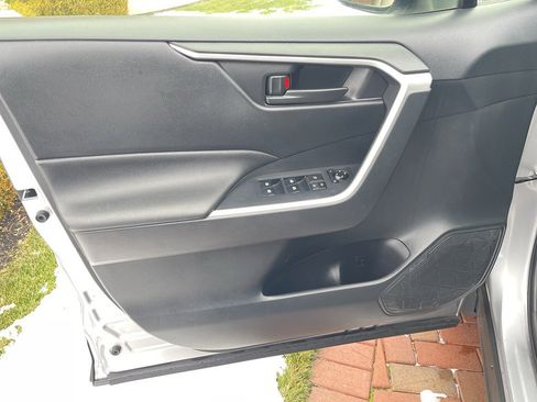 Used 2020 Toyota RAV4 LE image 18