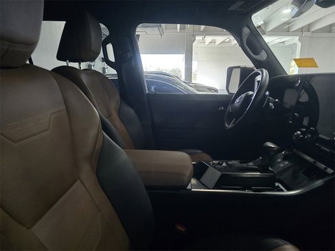 Used 2024 Lexus GX 550 image 3