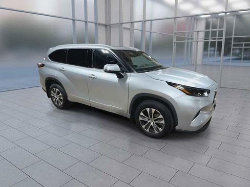 Used 2022 Toyota Highlander XLE AWD/4WD image 2
