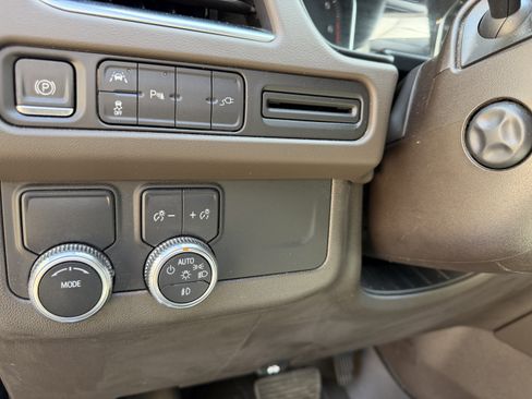 Used 2021 GMC Yukon SLT w/ SLT Premium Package image 4